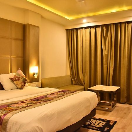Hotel Deep Kanpur Buitenkant foto