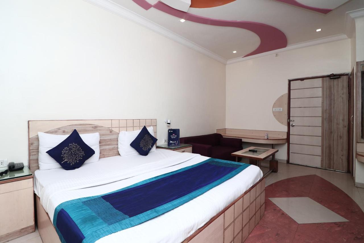 Hotel Deep Kanpur Buitenkant foto
