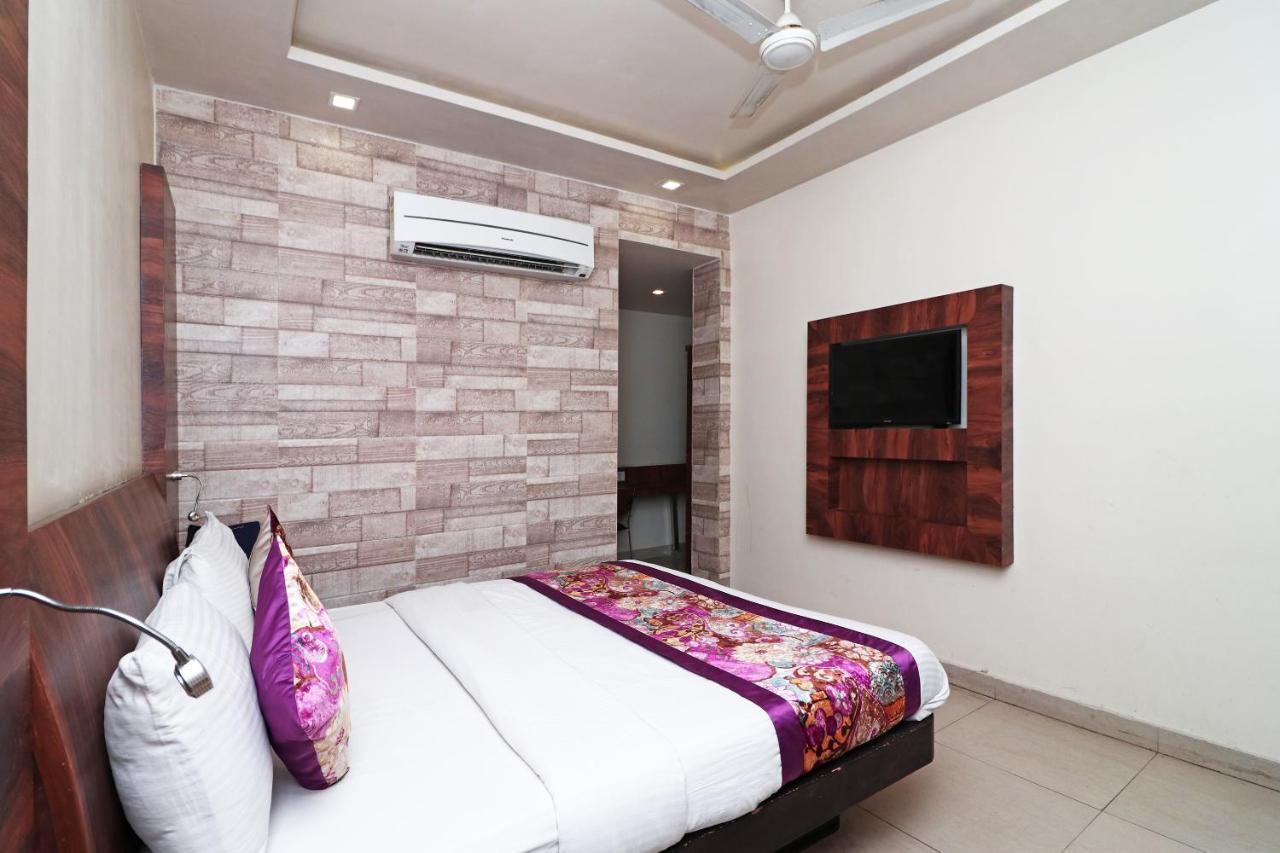Hotel Deep Kanpur Buitenkant foto