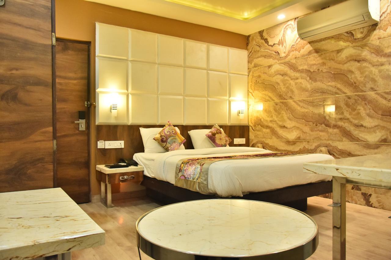 Hotel Deep Kanpur Buitenkant foto