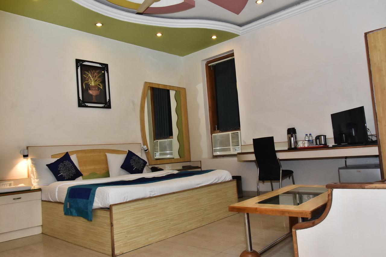 Hotel Deep Kanpur Buitenkant foto