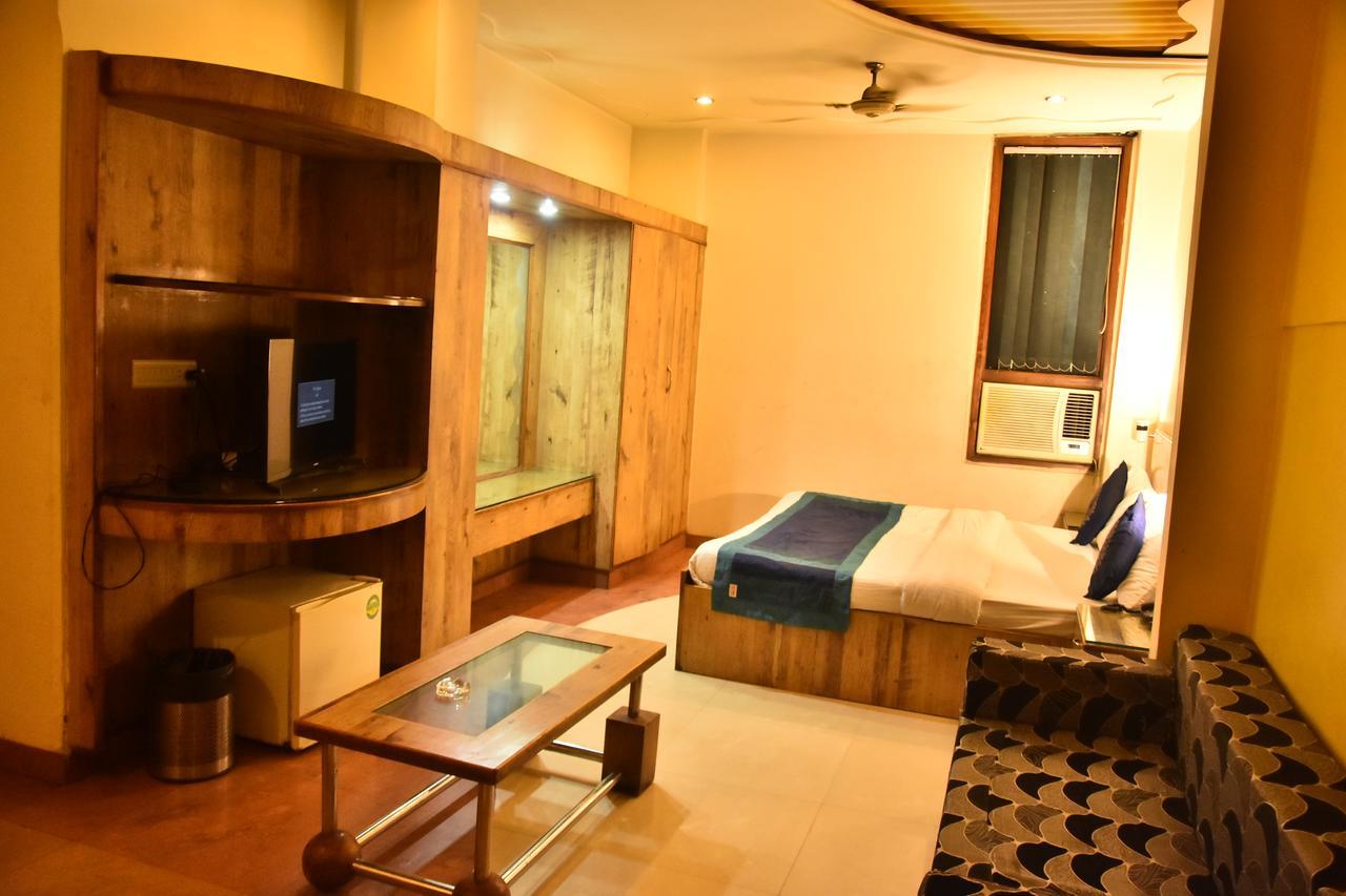 Hotel Deep Kanpur Buitenkant foto