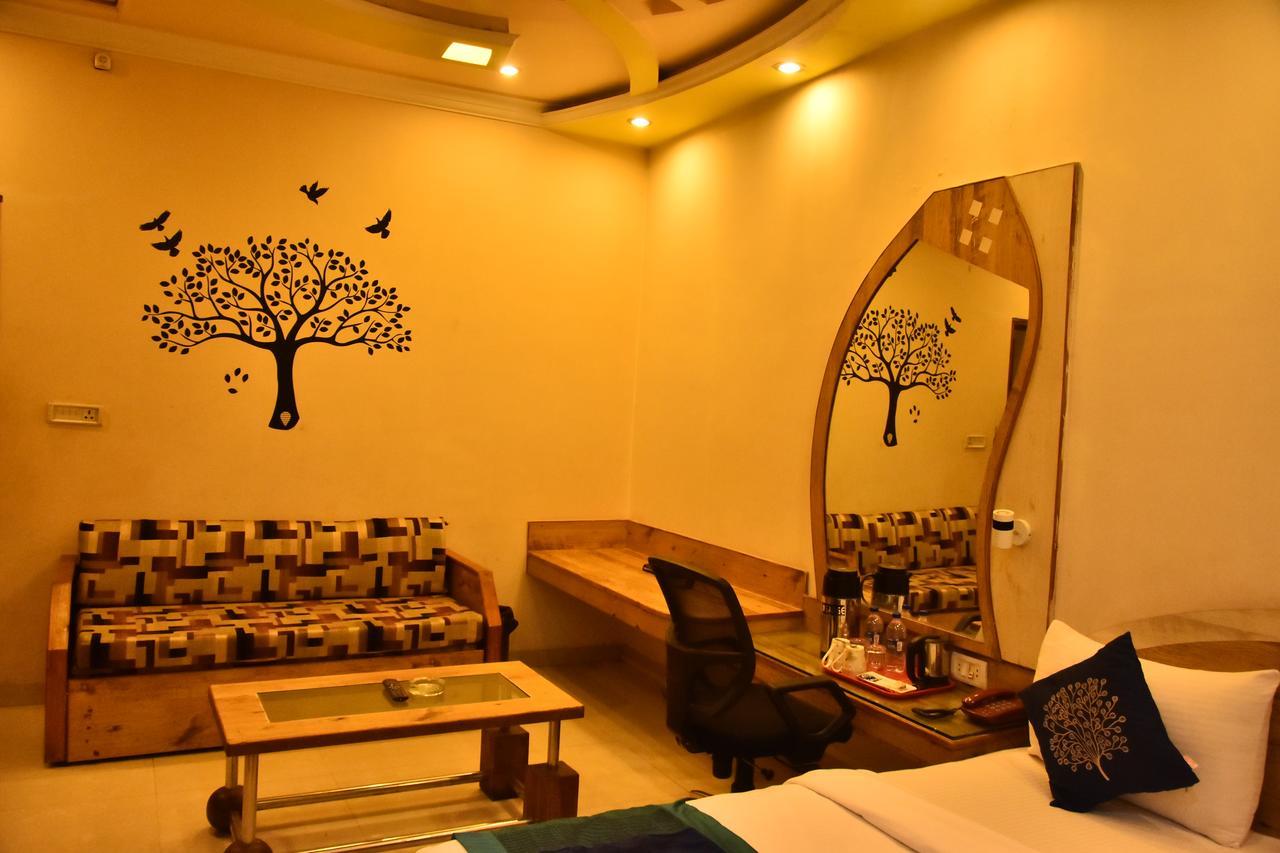 Hotel Deep Kanpur Buitenkant foto