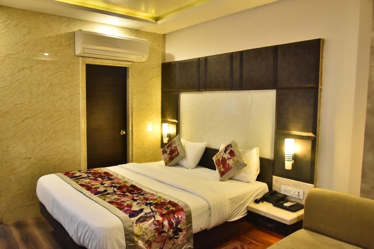 Hotel Deep Kanpur Buitenkant foto