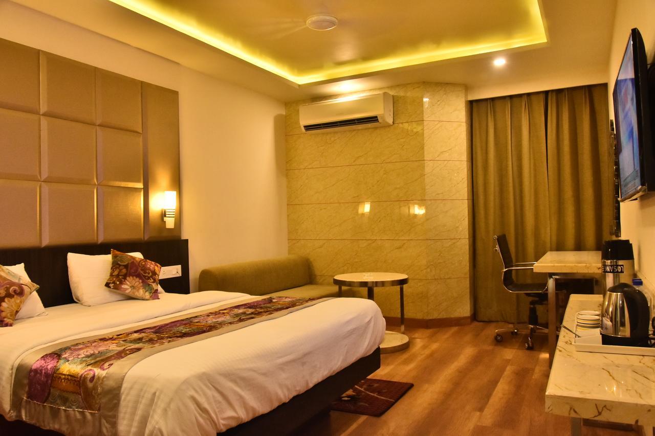 Hotel Deep Kanpur Buitenkant foto