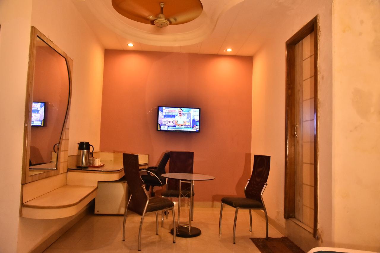 Hotel Deep Kanpur Buitenkant foto