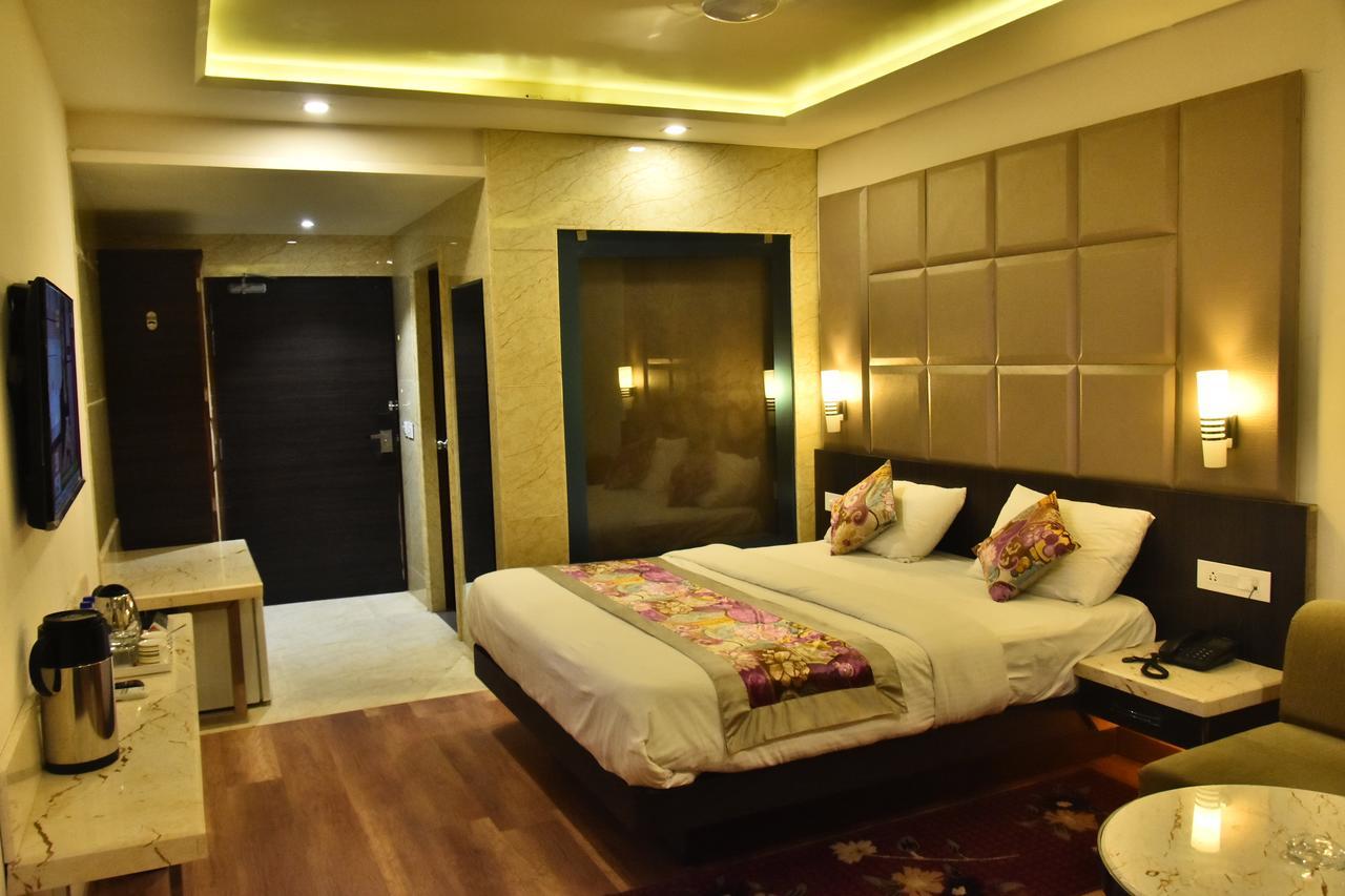 Hotel Deep Kanpur Buitenkant foto