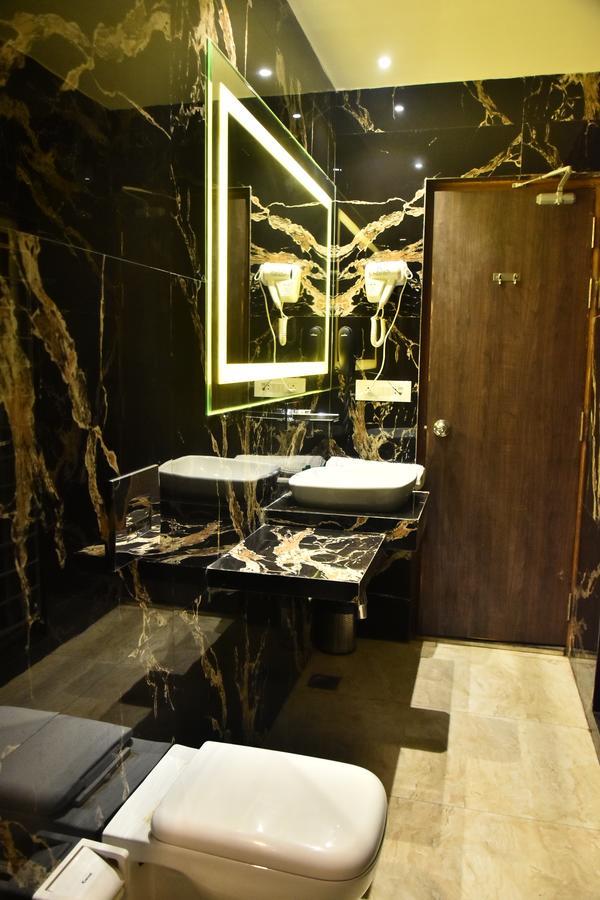 Hotel Deep Kanpur Buitenkant foto