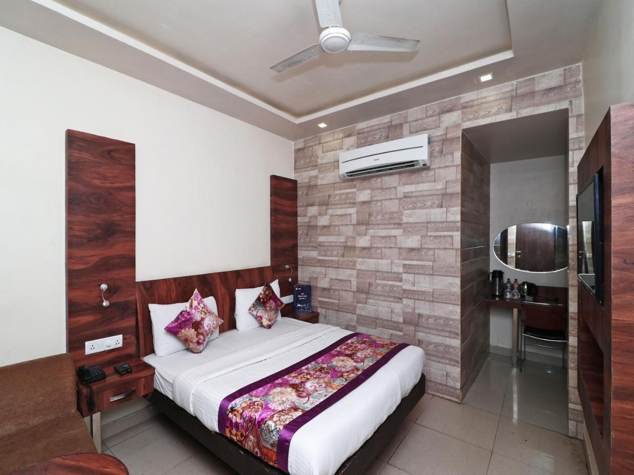 Hotel Deep Kanpur Buitenkant foto