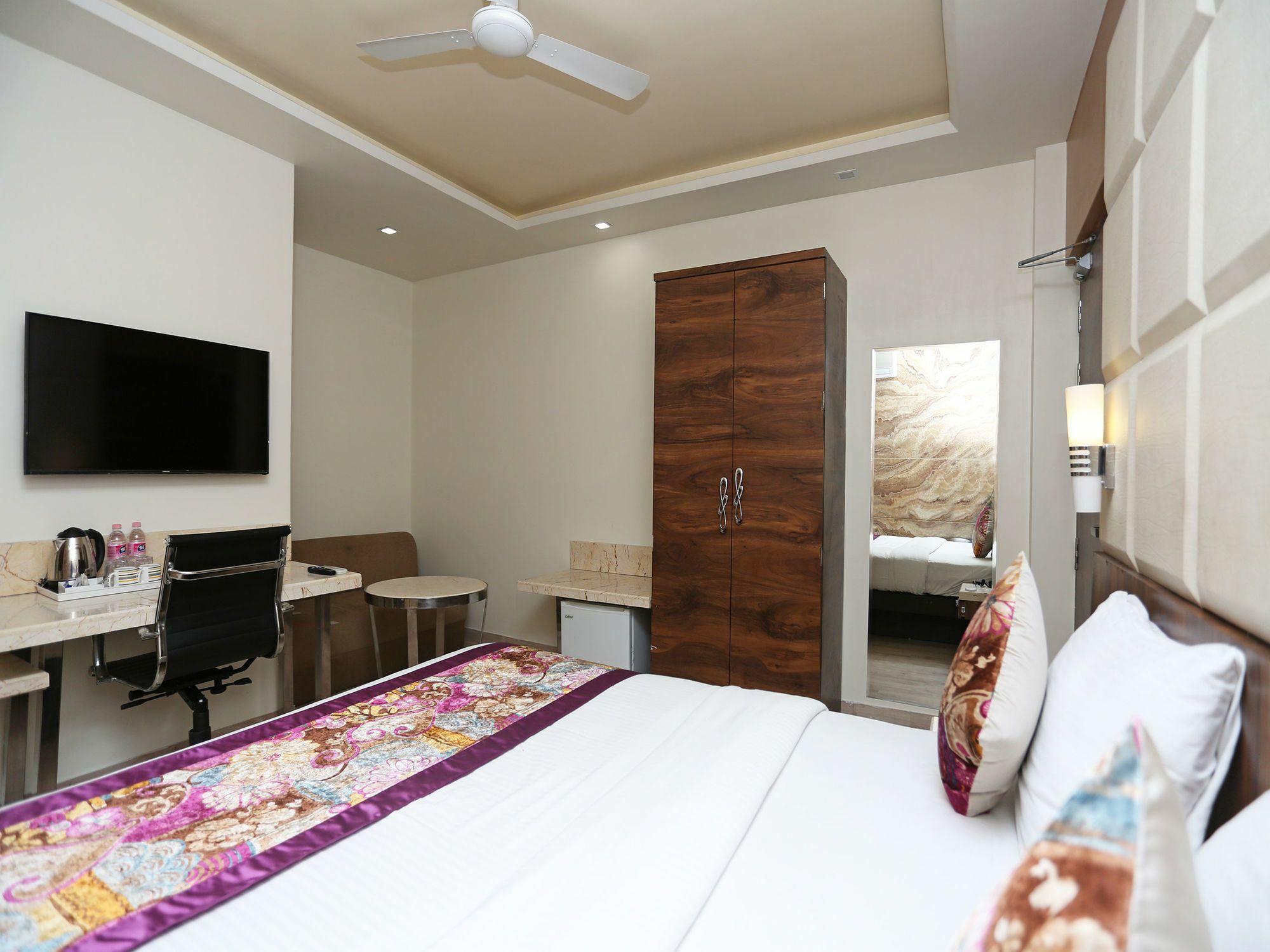 Hotel Deep Kanpur Buitenkant foto