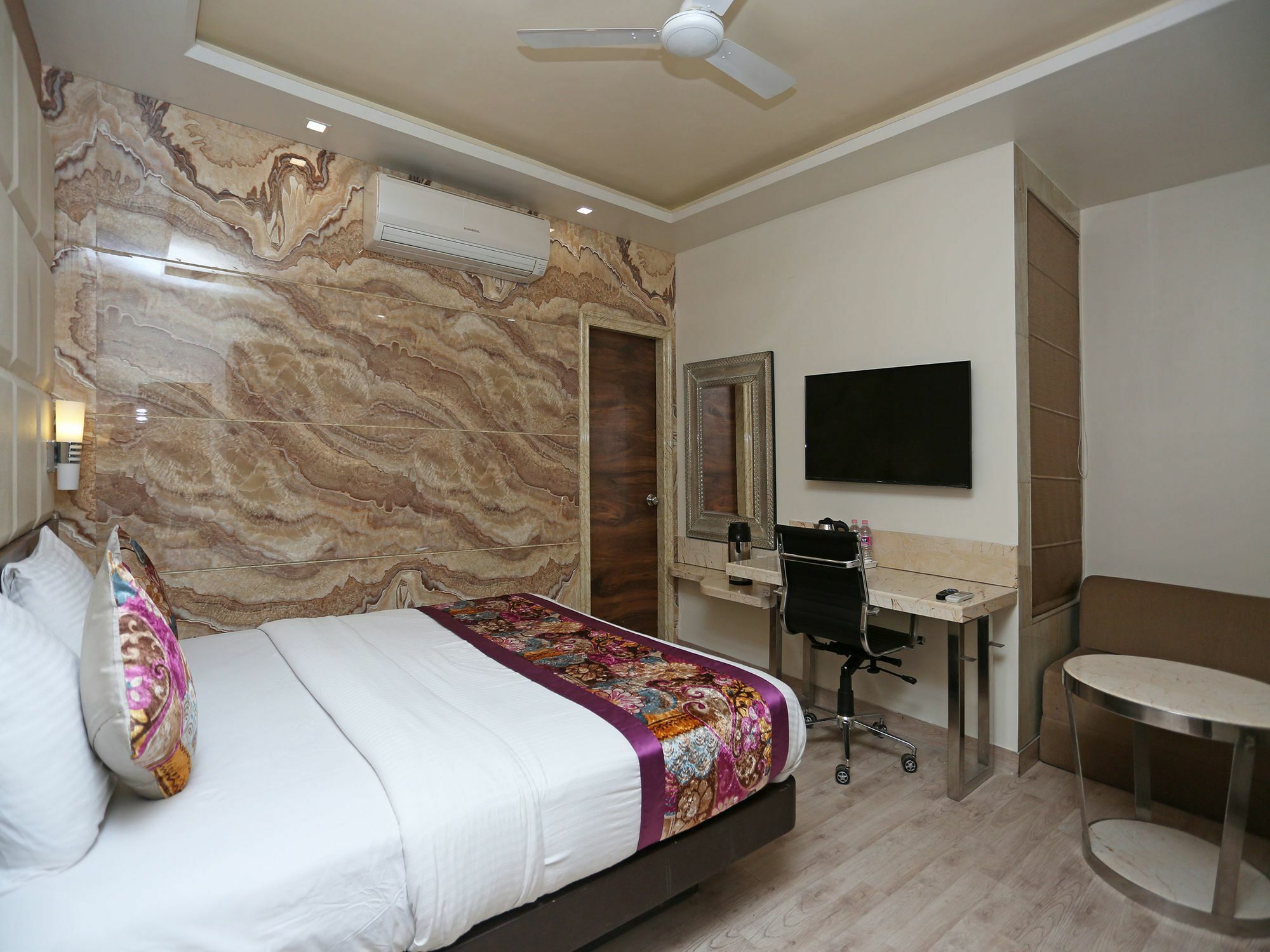 Hotel Deep Kanpur Buitenkant foto